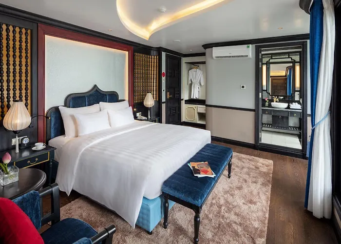 Botel Aurora Cruise 5*